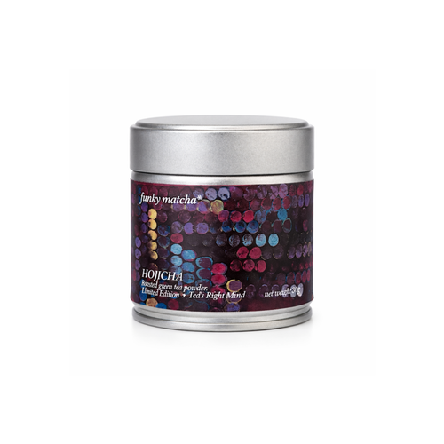 A cylindrical tin package with a silver metal lid containing hojicha powder.